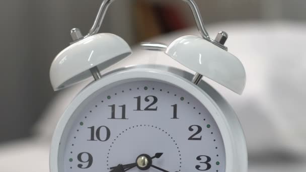 目覚まし時計を踏んでテーブルと鳴って、目覚め、期限切迫のための時間 - 映像、動画