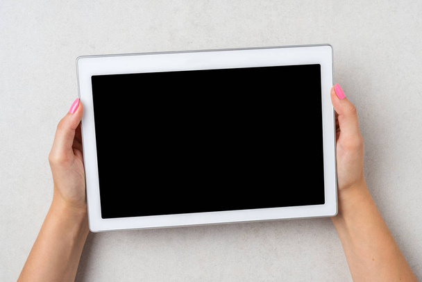 Vrouw bedrijf witte digitale tablet. Close-up - Foto, afbeelding