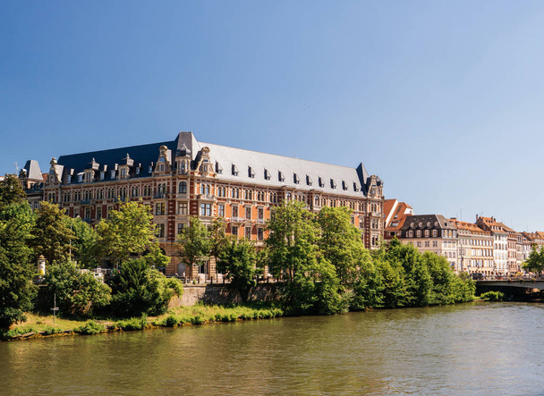 La Gallia majestátní budova s nemocným řeka, která teče v teplém letním dni ve Štrasburku, Francie. Gallia je budova týkající se studenty a University ve Štrasburku - Fotografie, Obrázek