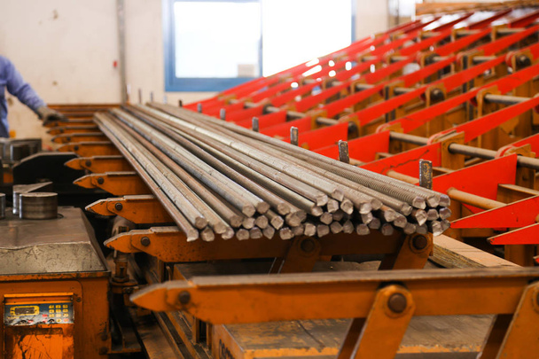 barras de hierro de acero industrial en la fábrica
 - Foto, imagen