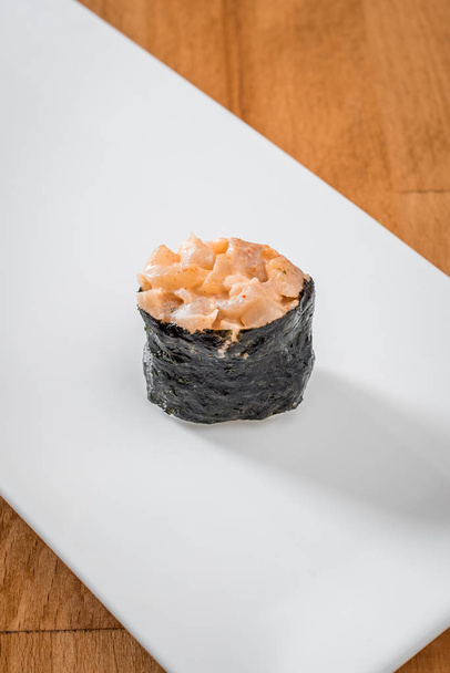 Sushi gunkan con cangrejo aislado sobre fondo blanco. Sushi japonés. De cerca. espacio
  - Foto, imagen