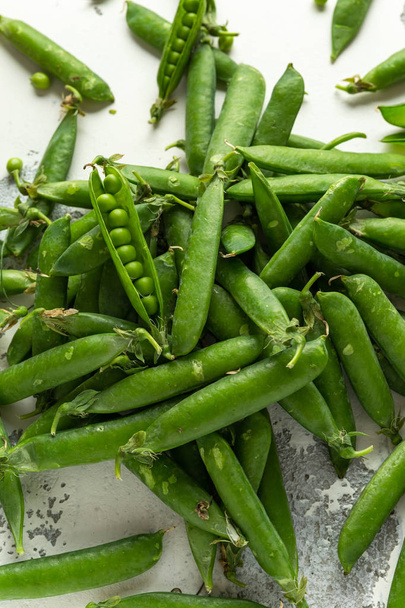 Guisantes verdes frescos crudos. comida saludable orgánica de verano
 - Foto, imagen