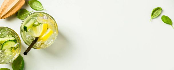 Healthy homemade lemonade or cocktail - Foto, afbeelding