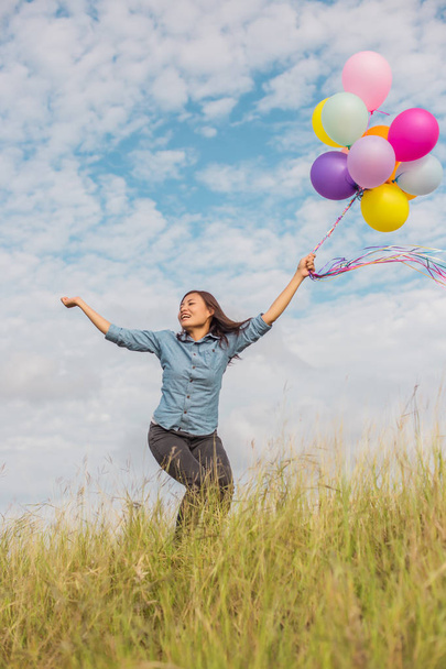 Güzel kız sahilde balonlarla atlama - Fotoğraf, Görsel