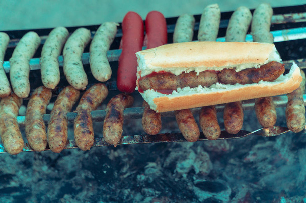 Grill. Sausages are grilled - Foto, Bild
