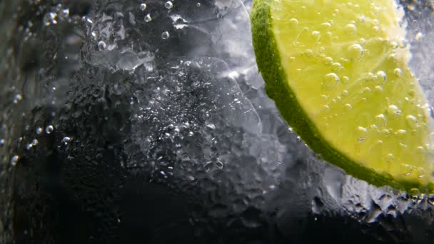 Detox oder Durst Konzept. gesunde, diätetische Ernährung. kalte Limonade, Limettengetränk. schwarzer Hintergrund - Filmmaterial, Video