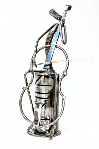 Фигура исполнителя сделана из сварного блэк-металла, скрипач играет соло, живые линии
. - Фото, изображение