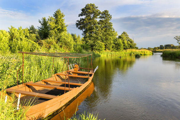 Πεδινή Νίδα ποταμού, ξύλινο σκάφος, τοπίο της κοιλάδας, Πολωνίας Νίδα. - Φωτογραφία, εικόνα
