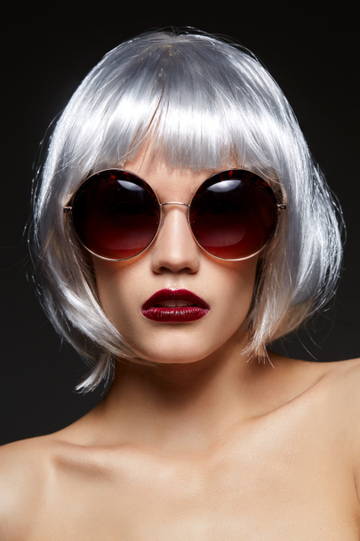 Kız gümüş peruk ve yuvarlak güneş gözlüğü - Fotoğraf, Görsel