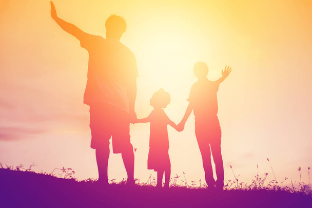 silhueta de uma família feliz e pôr do sol tempo feliz
 - Foto, Imagem