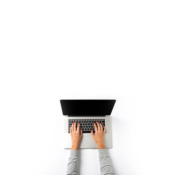 Woman working on laptop over white background - Zdjęcie, obraz