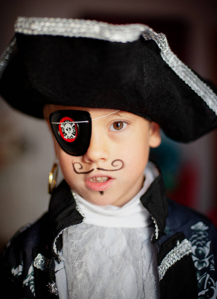 Lovely handsome boy in a pirate costume - Foto, afbeelding