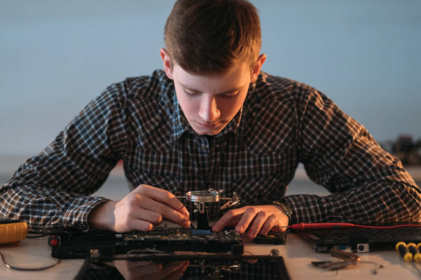 electronic repair engineer disassemble motherboard - Zdjęcie, obraz