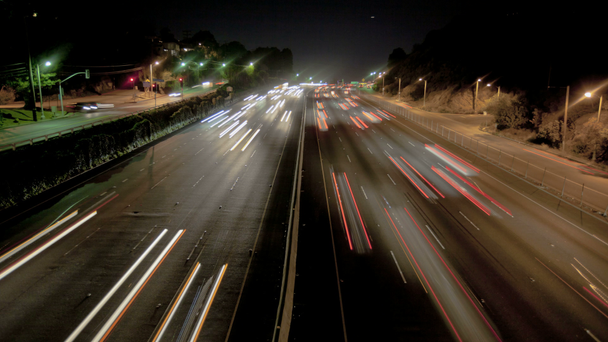 ruch drogowy w nocy - Materiał filmowy, wideo