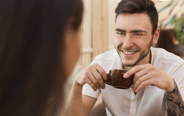 Bello giovane uomo godendo il caffè in un caffè
 - Foto, immagini