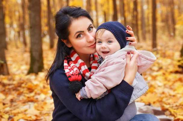 portrait of young mother with little daughter - Foto, imagen
