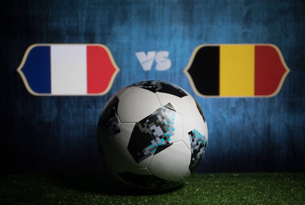 БАКУ, АЗЕРБАЙДЖАН - 08 июля 2018 года: Креативная концепция. Официальный мяч чемпионата мира по футболу 2018 года в России Adidas Telstar 18 на зеленой траве. Франция и Бельгия. Селективный фокус
 - Фото, изображение