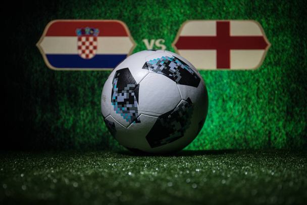 バクー、アゼルバイジャン - 2018 年 7 月 8 日: 創造的な概念。ロシア 2018 年 w 杯サッカーの公式球、アディダス テルスター 18 の緑の草の上。イングランド、クロアチア。選択と集中 - 写真・画像