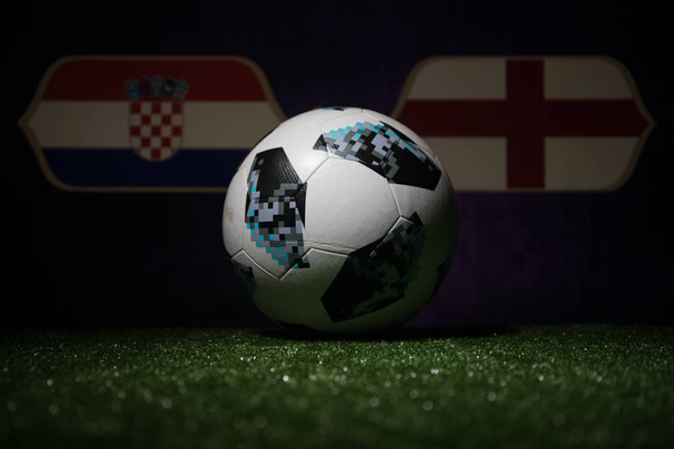 Bakü, Azerbaycan - 08 Temmuz 2018: Yaratıcı kavramı. Resmi Rusya 2018 Dünya Kupası futbol topu Adidas Telstar 18 yeşil çimenlerin üzerinde. İngiltere ve Hırvatistan. Seçici odak - Fotoğraf, Görsel
