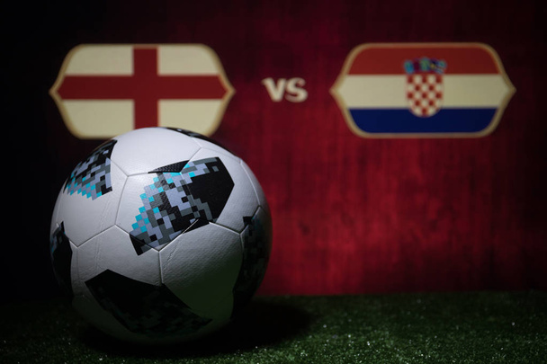 Μπακού, Αζερμπαϊτζάν - 08 Ιουλίου 2018: Δημιουργική ιδέα. Επίσημη Παγκόσμιο Κύπελλο του 2018 τη Ρωσία ποδοσφαιρική μπάλα το Adidas Telstar 18 για την πράσινη χλόη. Αγγλία και Κροατία. Επιλεκτική εστίαση - Φωτογραφία, εικόνα