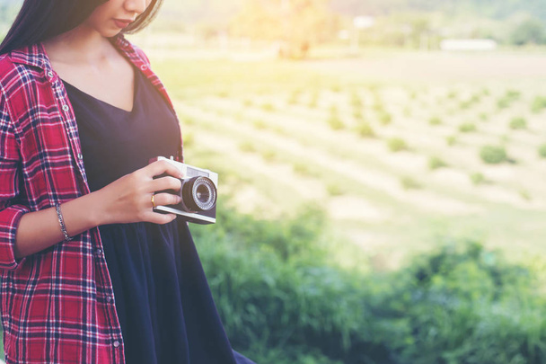 Jahrgang der schönen Frauen Fotografie stehende Hand hält Retro-Kamera mit Sonnenaufgang, Traum weichen Stil - Foto, Bild