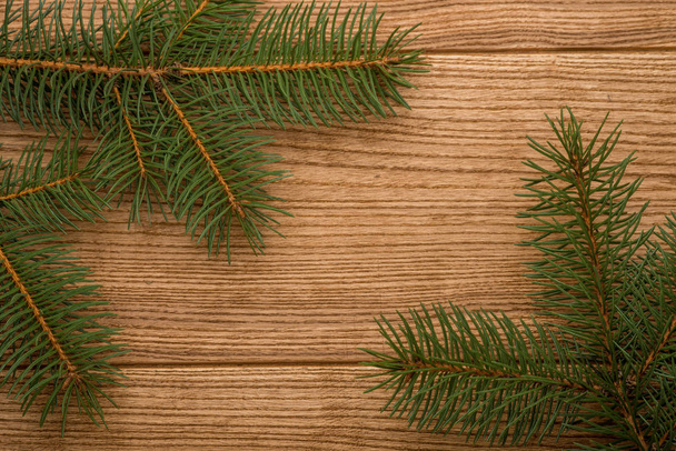 ένα κλαδί ενός χριστουγεννιάτικου δέντρου πάνω στο τραπέζι. υφή της φύσης. γιορτή. πρότυπο - Φωτογραφία, εικόνα