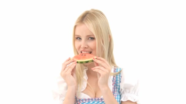 A Dirndli eszik görögdinnye nő - Felvétel, videó