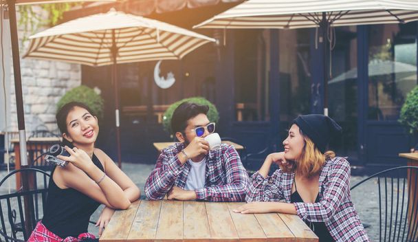 Grupo de jovens hipster sentado em um café, Jovens amigos alegres se divertindo enquanto tomam tempo juntos, Liberdade de férias desfrutar
. - Foto, Imagem