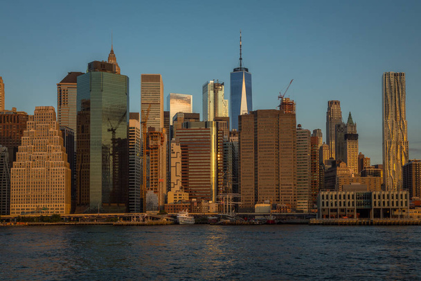 Blootstelling van New York skyline weergave van Brooklyn Bridge Park Greenway. - Foto, afbeelding