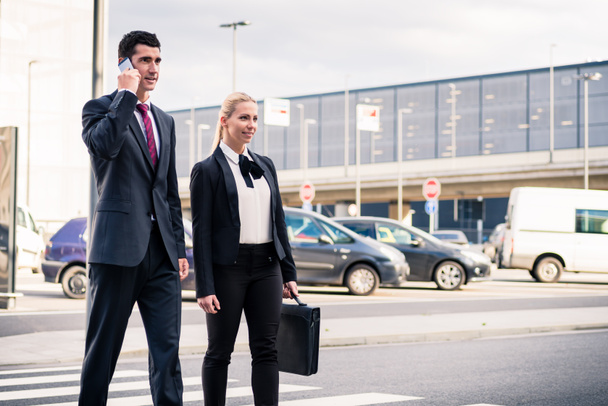 Ludzie biznesu o Lotnisko terminal podróży - Zdjęcie, obraz
