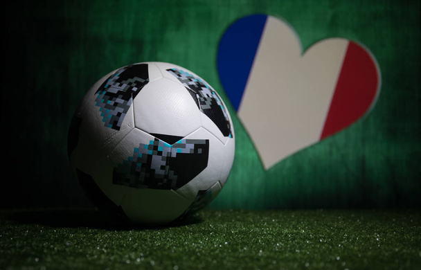 バクー、アゼルバイジャン - 2018 年 7 月 8 日: 創造的な概念。ロシア 2018 年 w 杯サッカーの公式球、アディダス テルスター 18 の緑の草の上。フランスのチームのサポート コンセプト。選択と集中 - 写真・画像