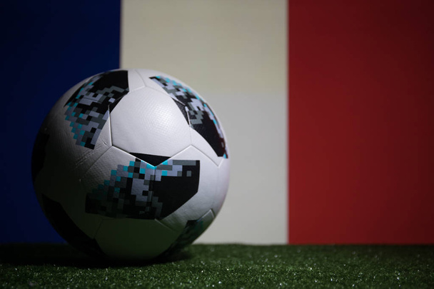BAKU, AZERBAIJAN - 08 DE JULIO DE 2018: Concepto creativo. Pelota oficial de fútbol de la Copa Mundial de Rusia 2018 El Adidas Telstar 18 en hierba verde. Apoya el concepto de equipo de Francia. Enfoque selectivo
 - Foto, Imagen