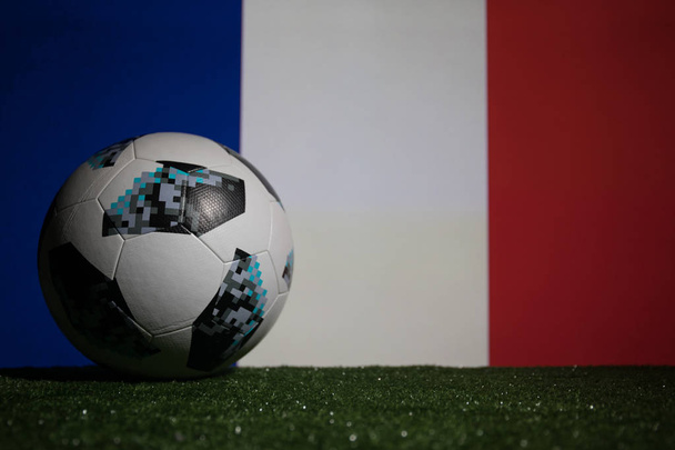 БАКУ, АЗЕРБАЙДЖАН - 08 июля 2018 года: Креативная концепция. Официальный мяч чемпионата мира по футболу 2018 года в России Adidas Telstar 18 на зеленой траве. Поддержите концепцию команды Франции. Селективный фокус
 - Фото, изображение