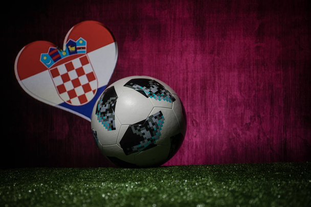 バクー、アゼルバイジャン - 2018 年 7 月 8 日: 創造的な概念。ロシア 2018 年 w 杯サッカーの公式球、アディダス テルスター 18 の緑の草の上。クロアチア チームの概念をサポートします。選択と集中 - 写真・画像