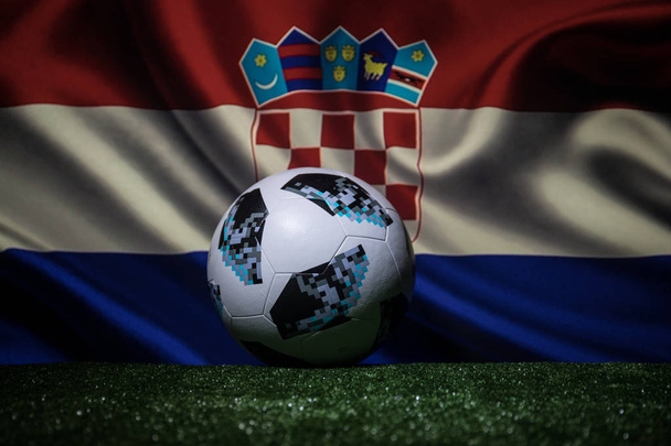 Μπακού, Αζερμπαϊτζάν - 08 Ιουλίου 2018: Δημιουργική ιδέα. Επίσημη Παγκόσμιο Κύπελλο του 2018 τη Ρωσία ποδοσφαιρική μπάλα το Adidas Telstar 18 για την πράσινη χλόη. Υποστήριξη Κροατία ομάδα έννοια. Επιλεκτική εστίαση - Φωτογραφία, εικόνα