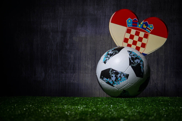BAKU, AZERBAIJAN - 08 DE JULIO DE 2018: Concepto creativo. Pelota oficial de fútbol de la Copa Mundial de Rusia 2018 El Adidas Telstar 18 en hierba verde. Apoya el concepto de equipo de Croacia. Enfoque selectivo
 - Foto, imagen