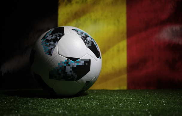 baku, azerbaijan - 08. Juli 2018: kreatives Konzept. offizieller russland-fußballweltmeisterschaft 2018 der adidas telstar 18 auf grünem rasen. unterstütze das belgische Teamkonzept. Selektiver Fokus - Foto, Bild