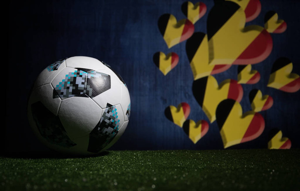 バクー、アゼルバイジャン - 2018 年 7 月 8 日: 創造的な概念。ロシア 2018 年 w 杯サッカーの公式球、アディダス テルスター 18 の緑の草の上。ベルギー チームの概念をサポートします。選択と集中 - 写真・画像