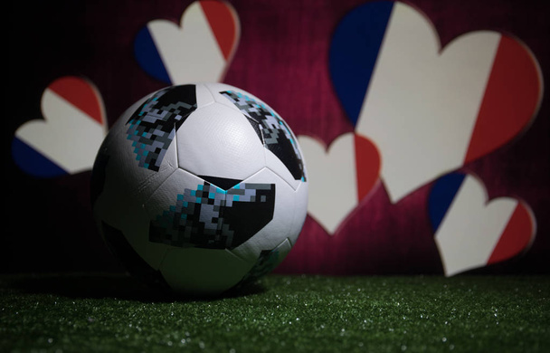 baku, azerbaijan - 08. Juli 2018: kreatives Konzept. offizieller russland-fußballweltmeisterschaft 2018 der adidas telstar 18 auf grünem rasen. unterstütze das französische Teamkonzept. Selektiver Fokus - Foto, Bild