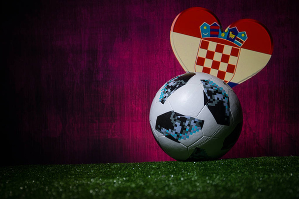 Baku, Azerbejdżan - 08 lipca 2018: Koncepcja kreatywnych. Oficjalna piłka nożna Mistrzostwa świata 2018 Rosja piłka Adidas Telstar 18 na zielonej trawie. Koncepcja zespołu Chorwacja. Selektywny fokus - Zdjęcie, obraz