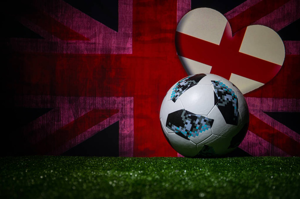 BAKU, AZERBAIJAN - 08 DE JULIO DE 2018: Concepto creativo. Pelota oficial de fútbol de la Copa Mundial de Rusia 2018 El Adidas Telstar 18 en hierba verde. Apoye el concepto de equipo de Inglaterra. Enfoque selectivo
 - Foto, Imagen