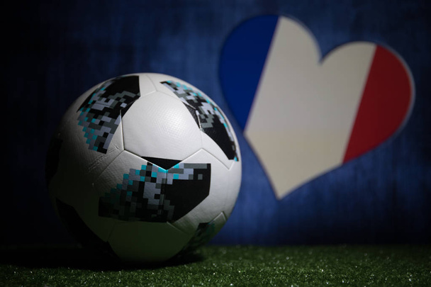 バクー、アゼルバイジャン - 2018 年 7 月 8 日: 創造的な概念。ロシア 2018 年 w 杯サッカーの公式球、アディダス テルスター 18 の緑の草の上。フランスのチームのサポート コンセプト。選択と集中 - 写真・画像