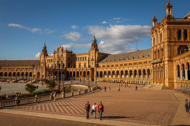 Exposição da Plaza de Espana em Sevilha, Espanha, durante a Primavera antes do pôr-do-sol
 - Foto, Imagem