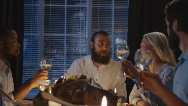 Amigos brindando en la mesa el día de Acción de Gracias
 - Imágenes, Vídeo