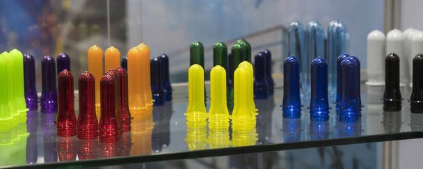 Высокотехнологичные Пластиковые бутылки промышленного производства, сырье пластиковые бутылки производства, точный метод пластиковой бутылки выдува - Фото, изображение