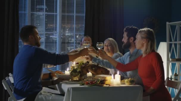 Amigos brindando en la mesa el día de Acción de Gracias
 - Imágenes, Vídeo