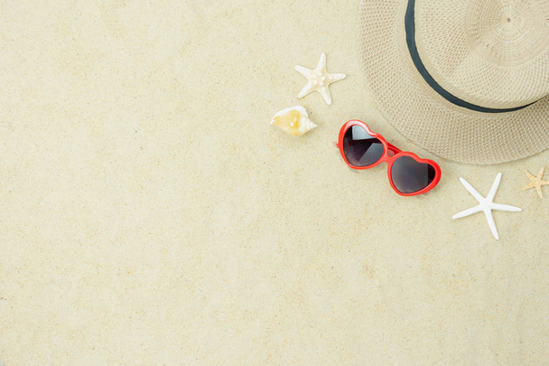 Tavolo vista dall'alto immagine aerea della moda per viaggiare in estate sfondo vacanza.Flat lay accessori abbigliamento per viaggiatore.Cappello & occhiali da sole su carta da parati carta bianca rustica.
. - Foto, immagini
