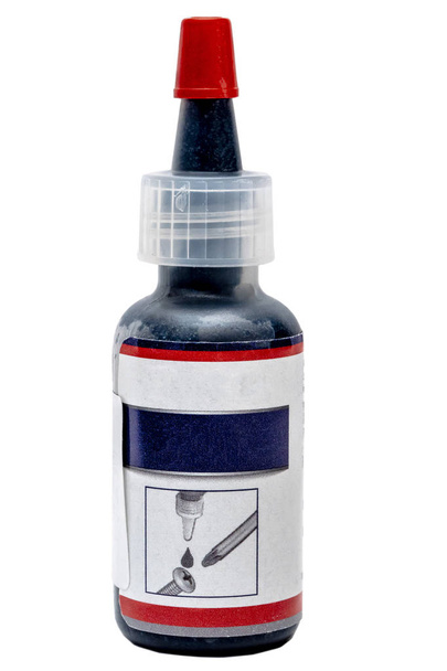 Purista läpinäkyvä pullo muovinen kosmeettinen putki punainen yläkorkki eristetty valkoisella pohjalla. Hitot putkesta. lukkoseppä ruuvi työkalu
 - Valokuva, kuva