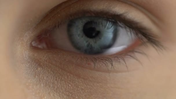 Olho feminino triste close-up, emoções depressivas, doença da visão, cuidados de saúde
 - Filmagem, Vídeo