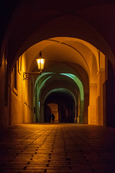 Пустой ночной проход в Праге
 - Фото, изображение